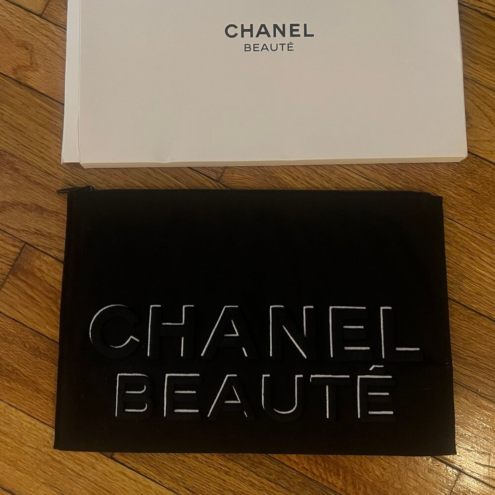 CHANEL Beauté Black Pouch